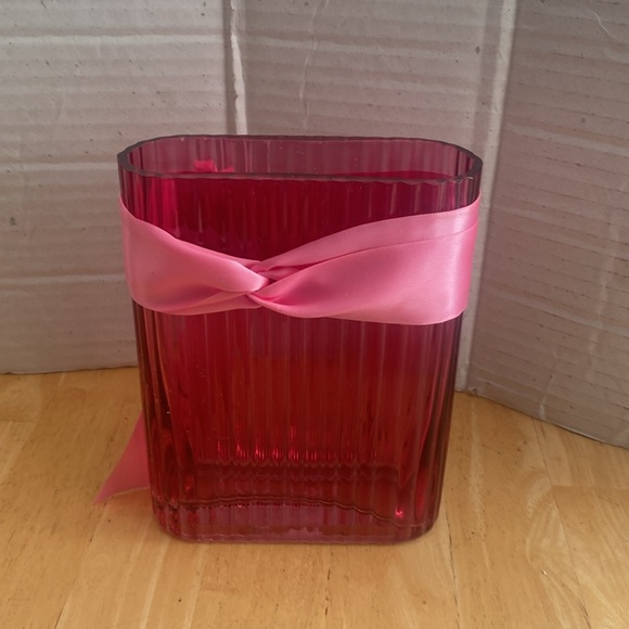 Oval shaped pink glass vase about 6.5 x 5 x 1.5 in. Use alone or for flowers. - Picture 4 of 7